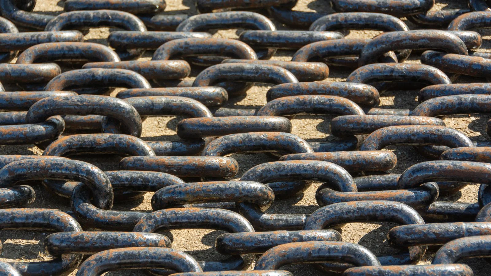Rusty metal chain links in sunlight, a physical picture of how pages connect