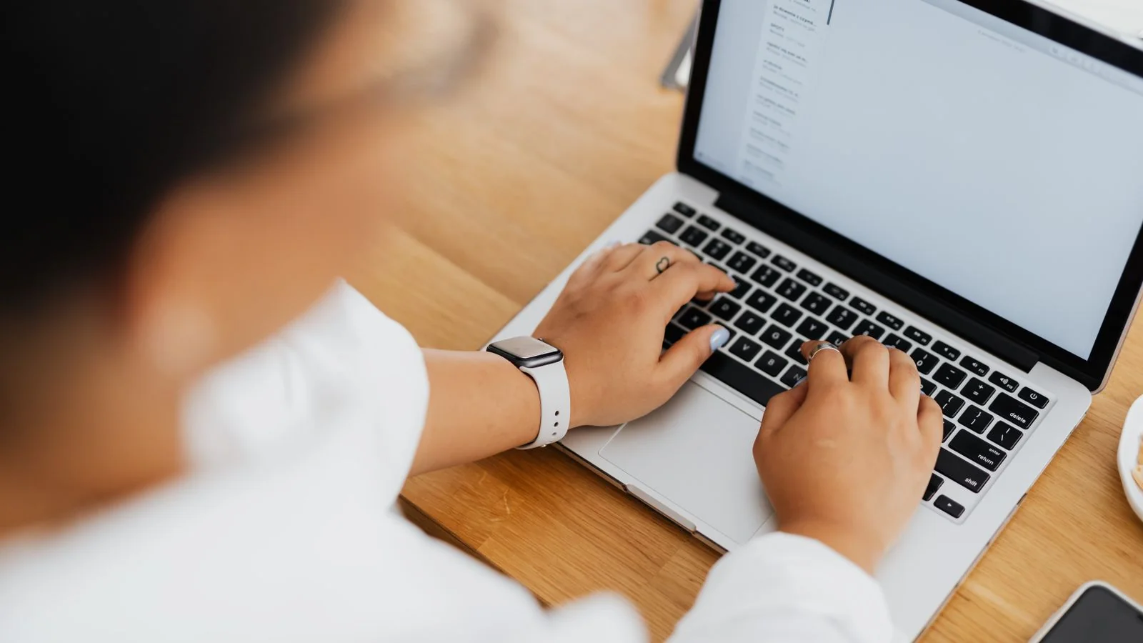 Blogging vs Newsletters (Which Grows Faster in 2026)