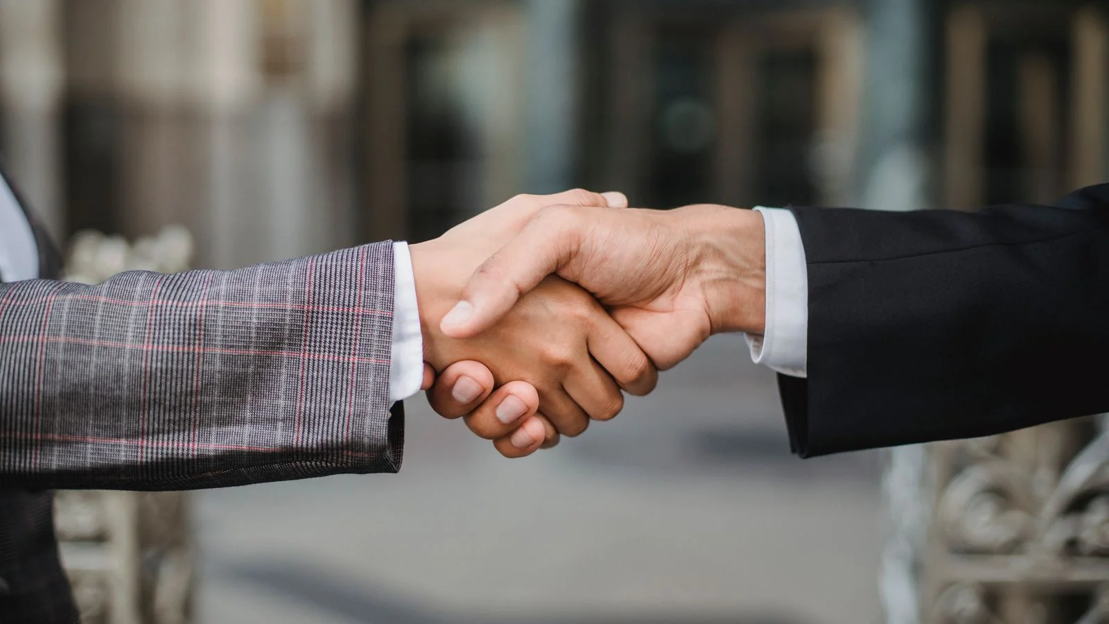 Two people shaking hands over an agreement, the behaviour trust actually produces