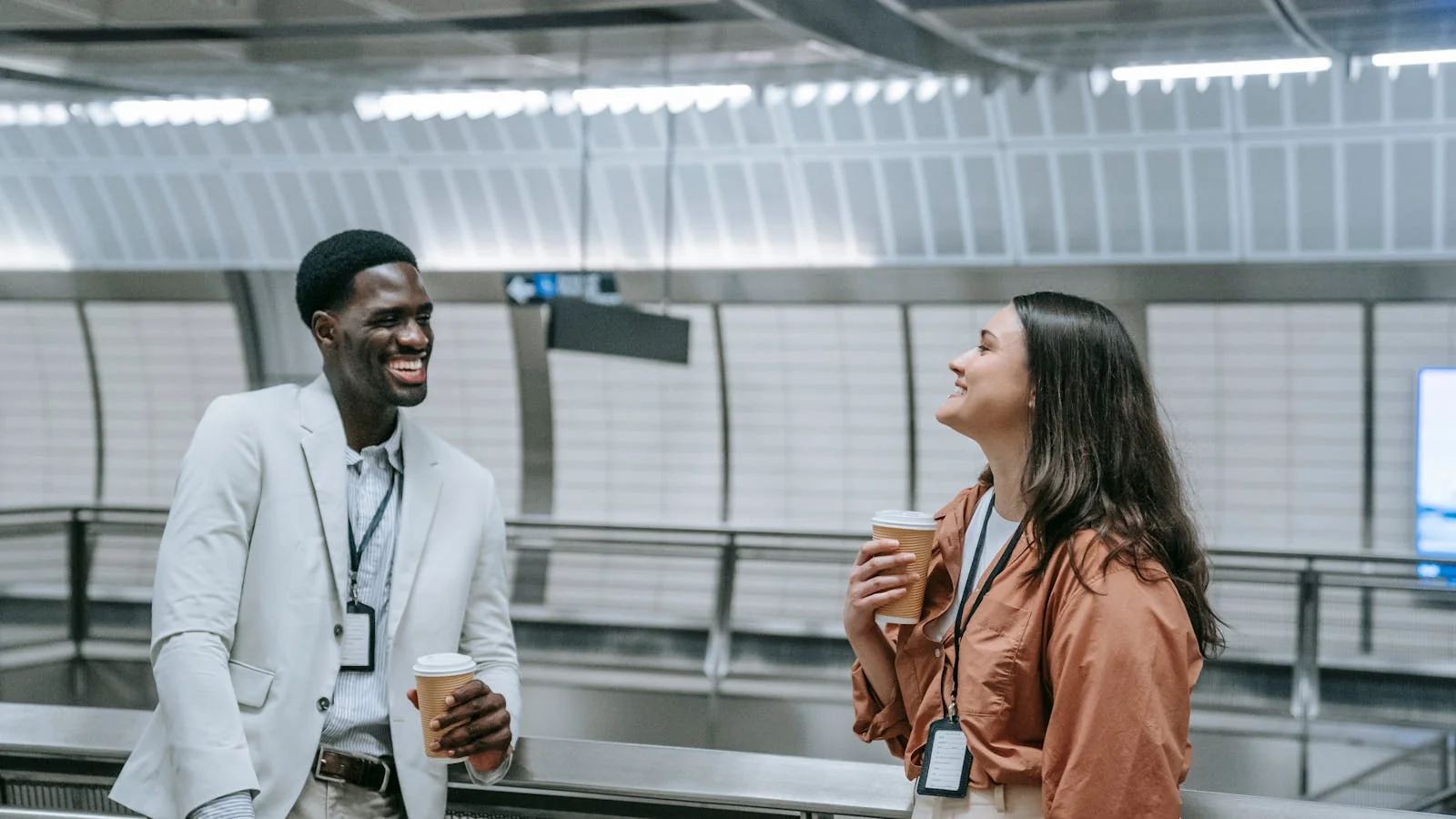 Two people having coffee at a networking event, talking about an upcoming pitch