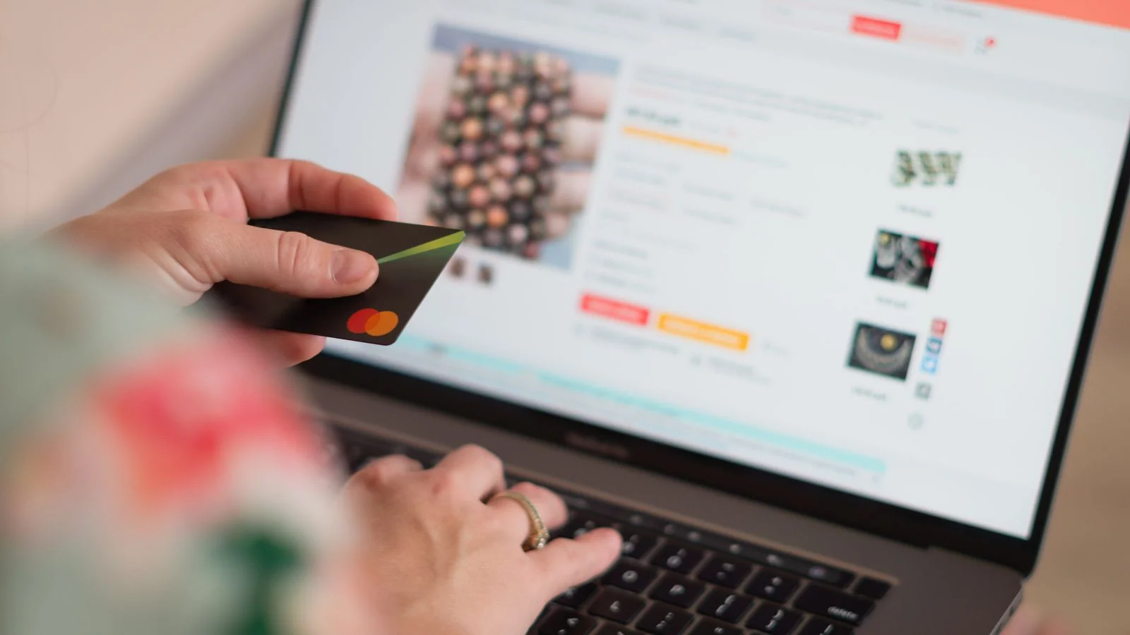 Laptop and credit card on a desk, the kind of search session where snippets used to dominate