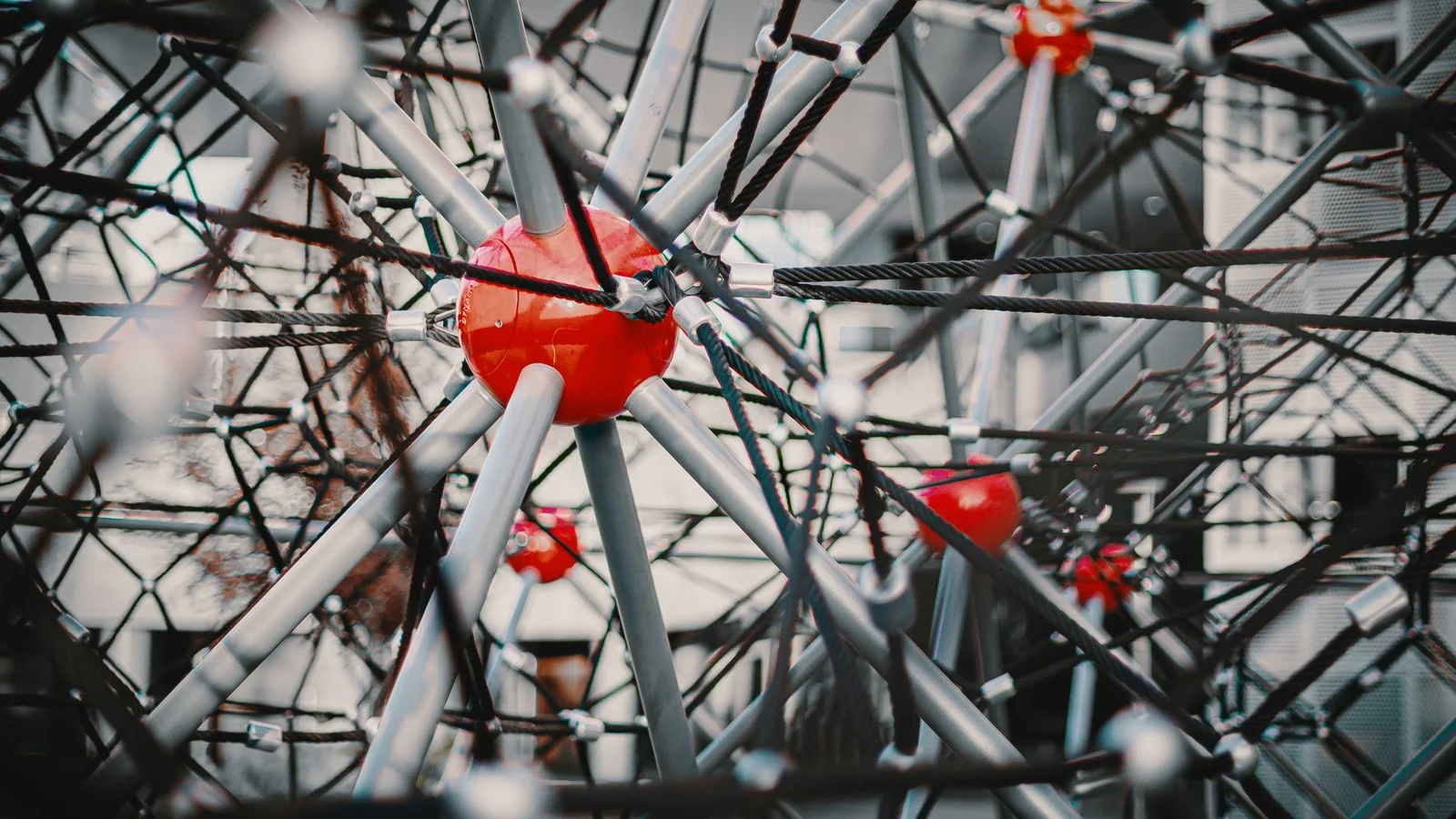 A geometric structure of connected beams, a visual stand-in for how cluster pages reinforce each other