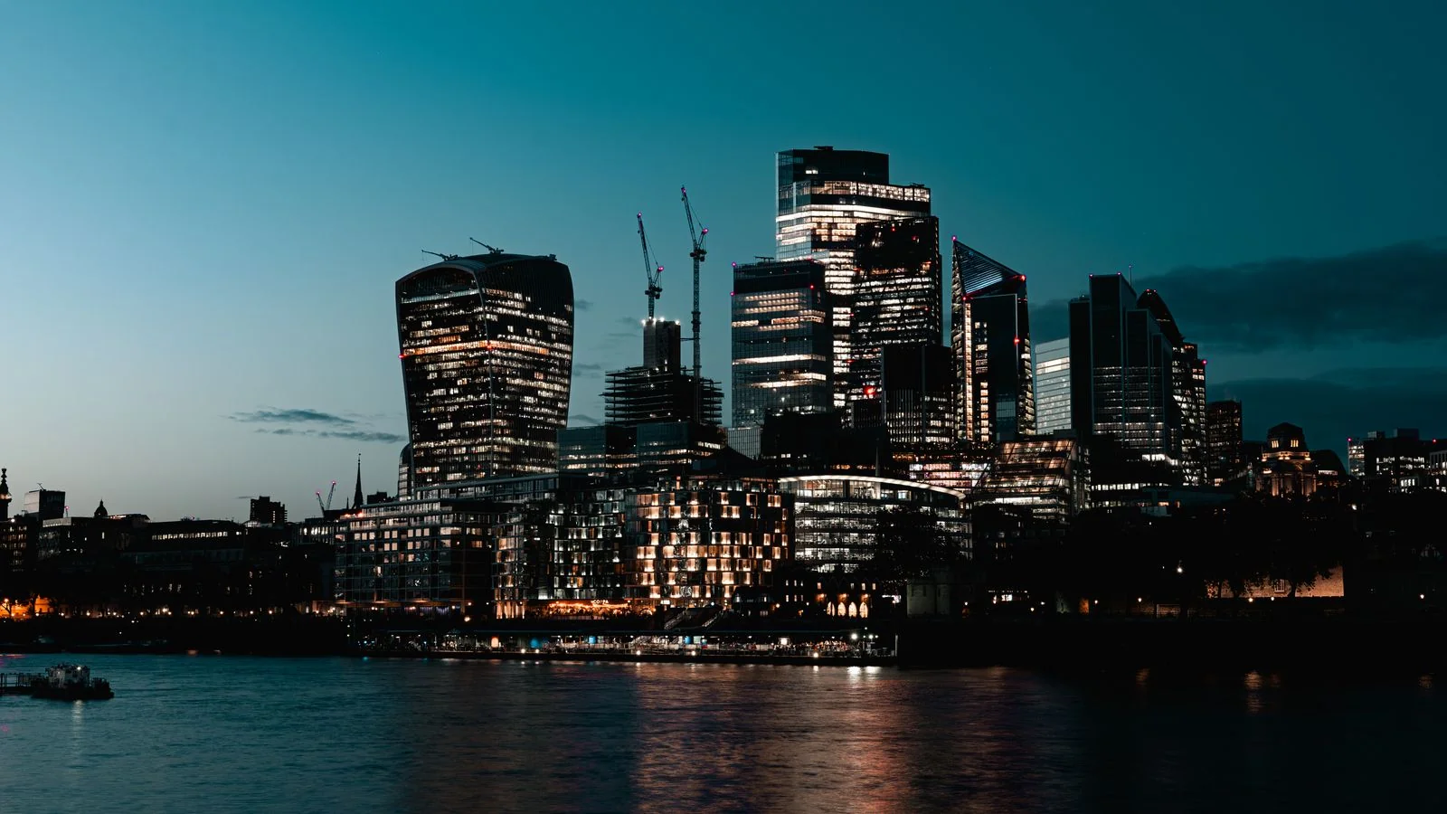 How to Get Featured in Financial Times (4 Routes In)