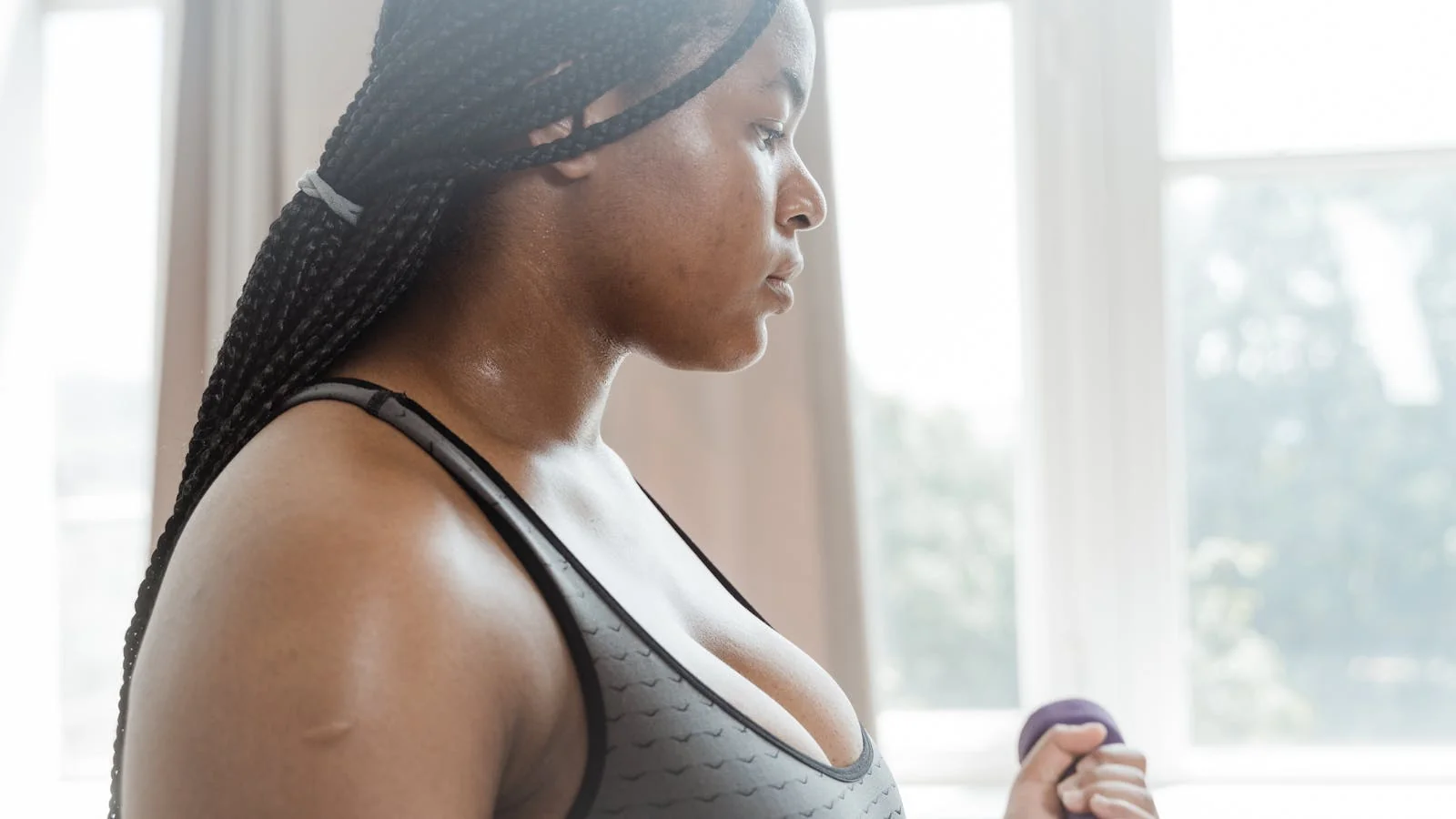 A woman lifting a dumbbell indoors, the real-world fitness story a credible expert angle is built on.