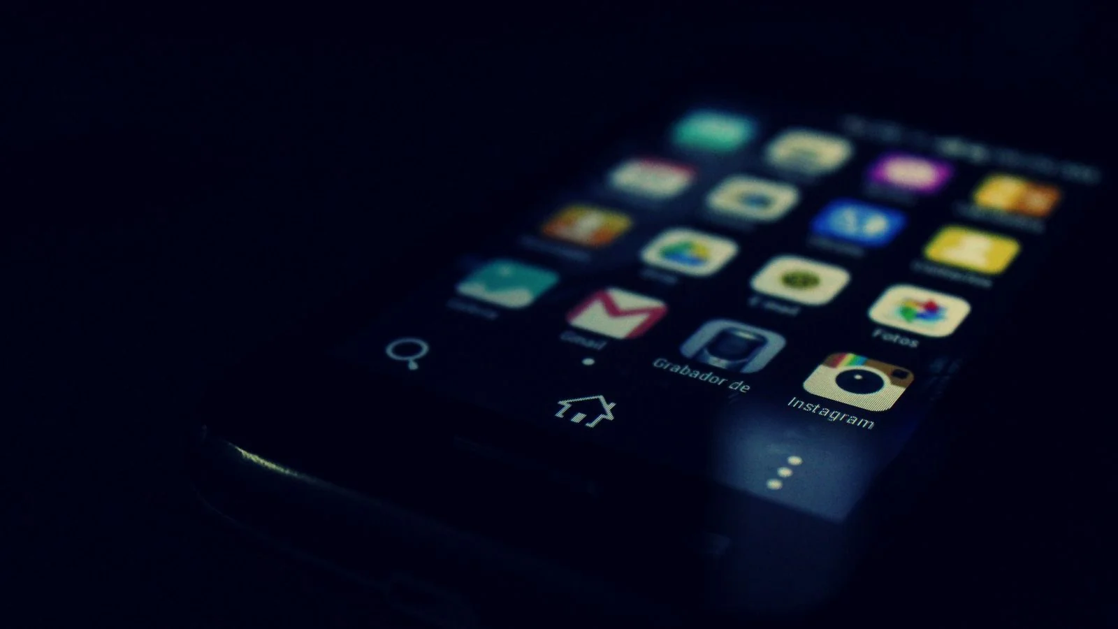 Smartphone screen showing multiple apps, the frictionless access a reporter needs to test your product