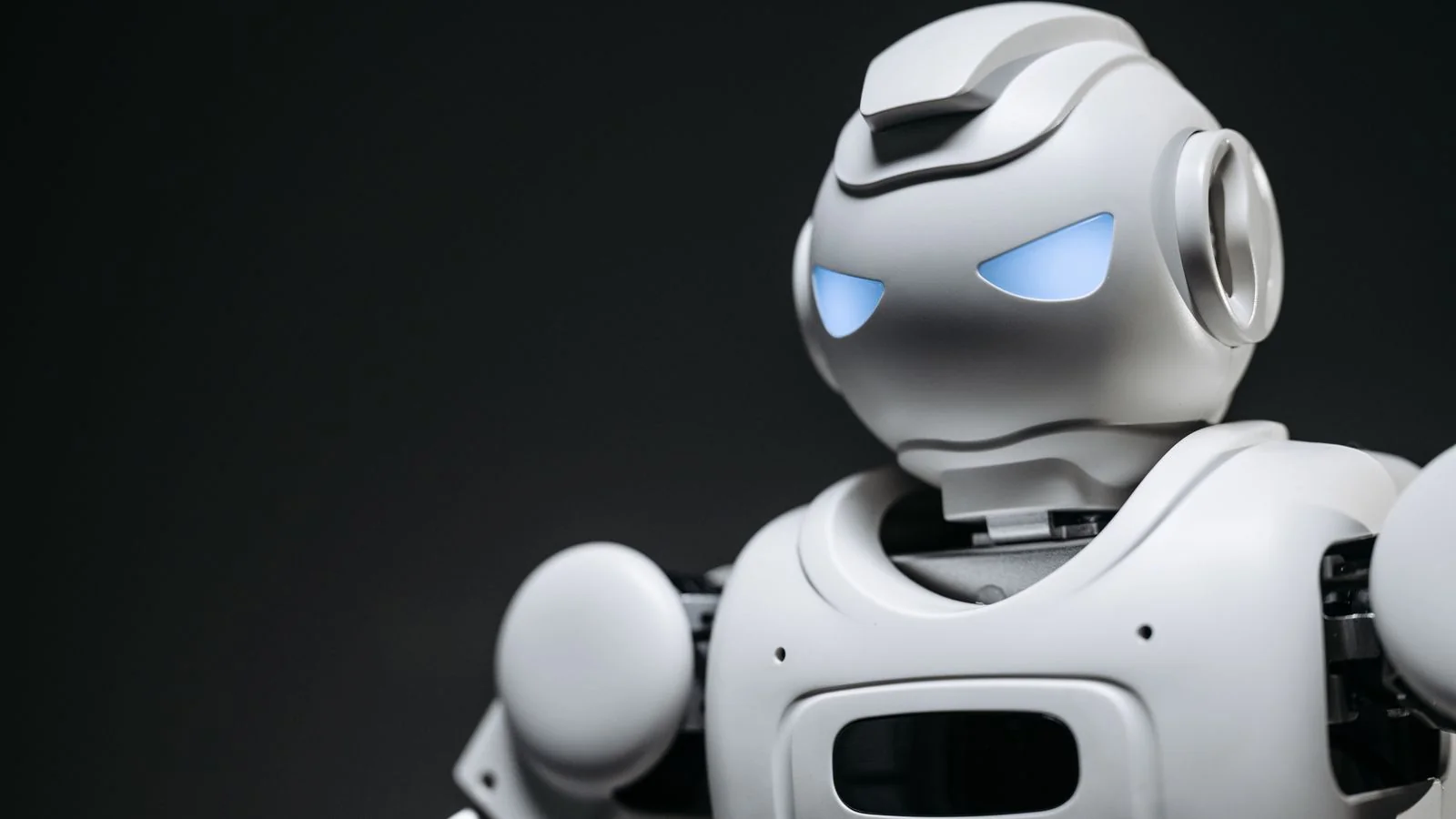 A high-tech robot toy under studio lighting, a stand-in for the trained model that answers DeepSeek questions from memory