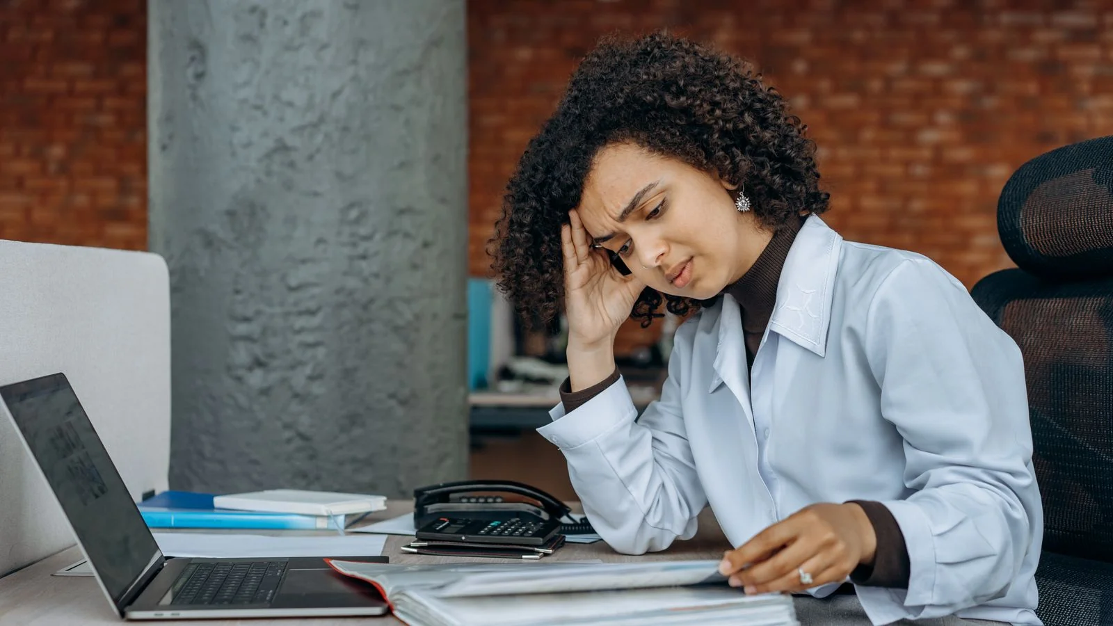 How to Handle Negative Press Online (5 First Moves)