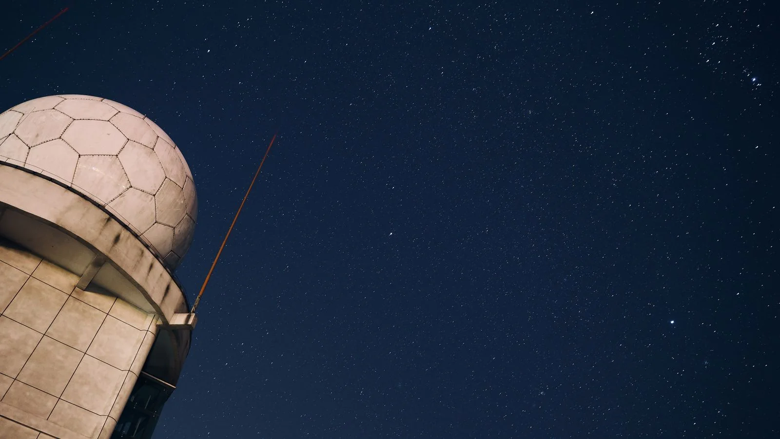 Telescope pointed at a dark night sky, the science beat Gizmodo's editor came up through