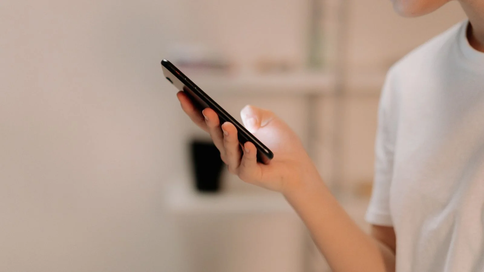 A person reading a quick answer on a phone, the split-second check the 2-sentence rule is designed to pass