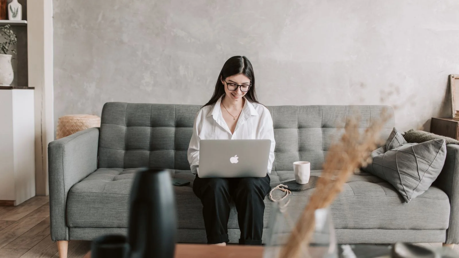 Woman working on a laptop relaxed at home while drafting a guest post pitch