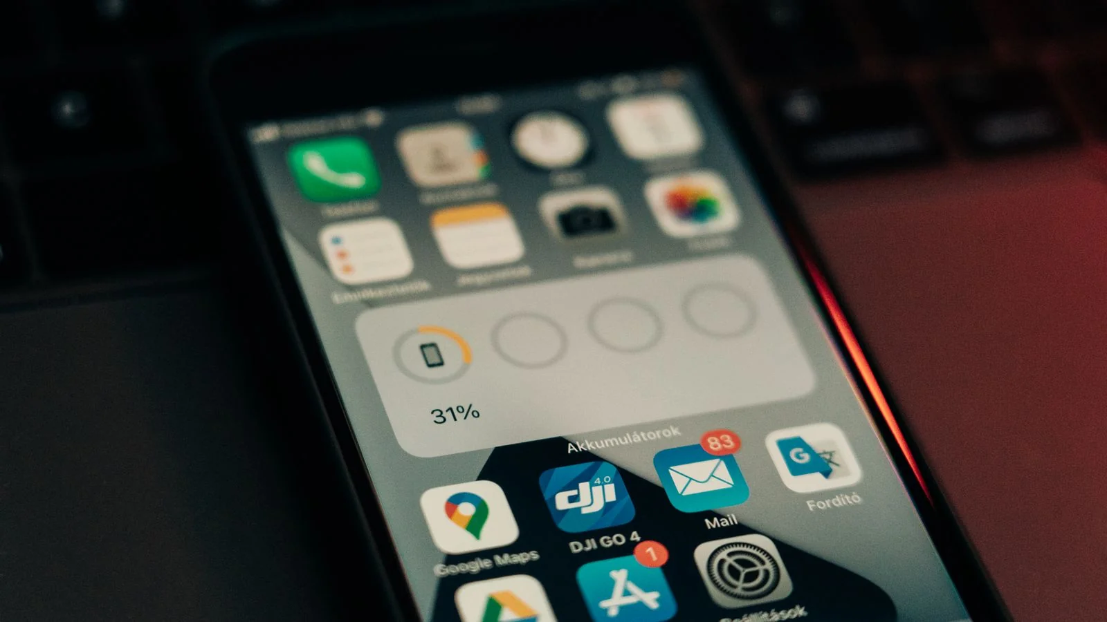 A smartphone home screen showing a Mail app with 83 unread notifications