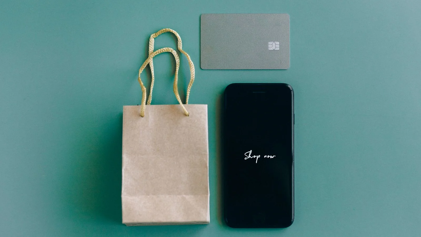 Smartphone with a shopping app and a paper bag, the purchase decision that a rating threshold quietly gates