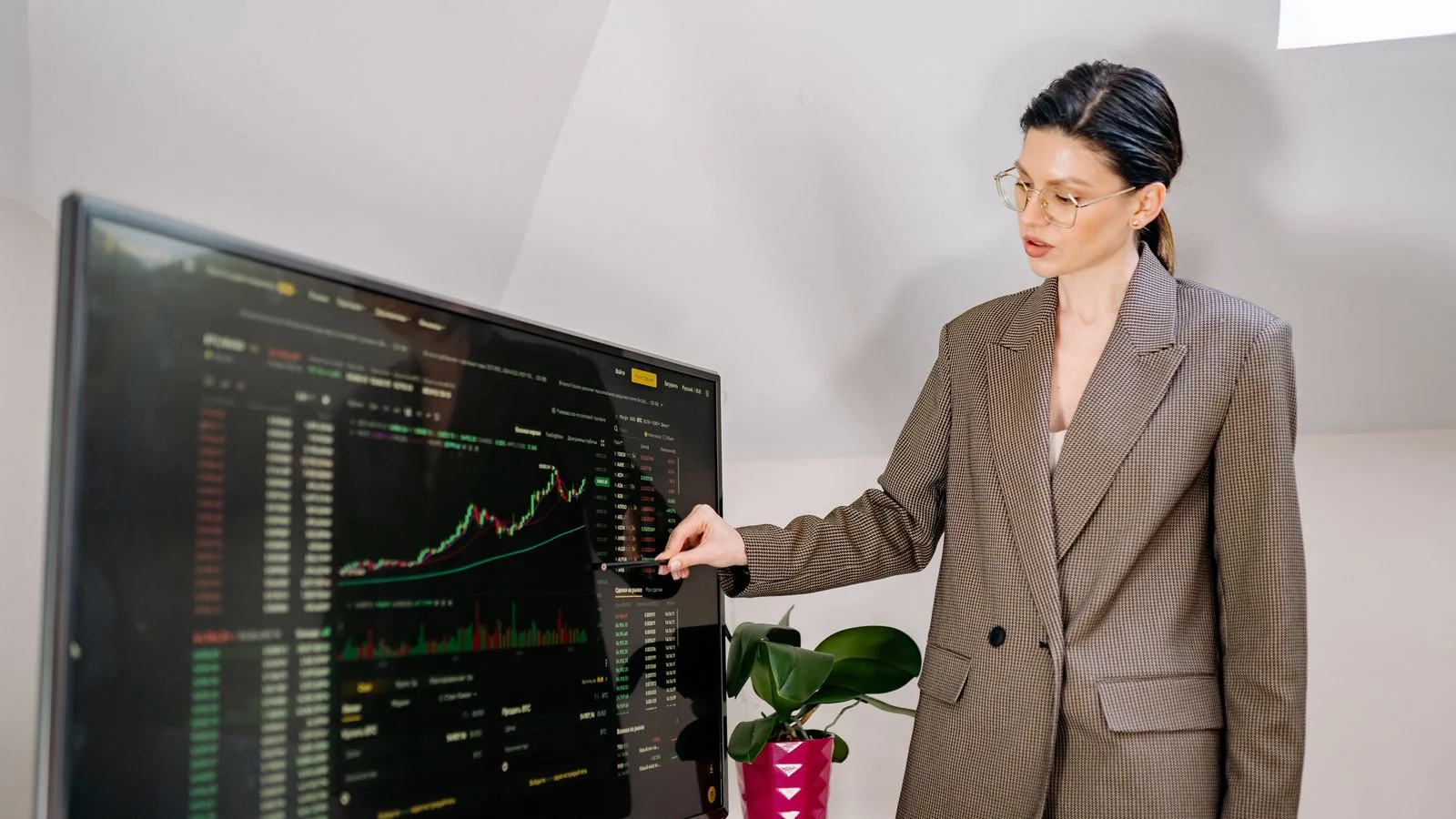 An analyst marking up revenue data on a monitor, the IAB figures behind the headline