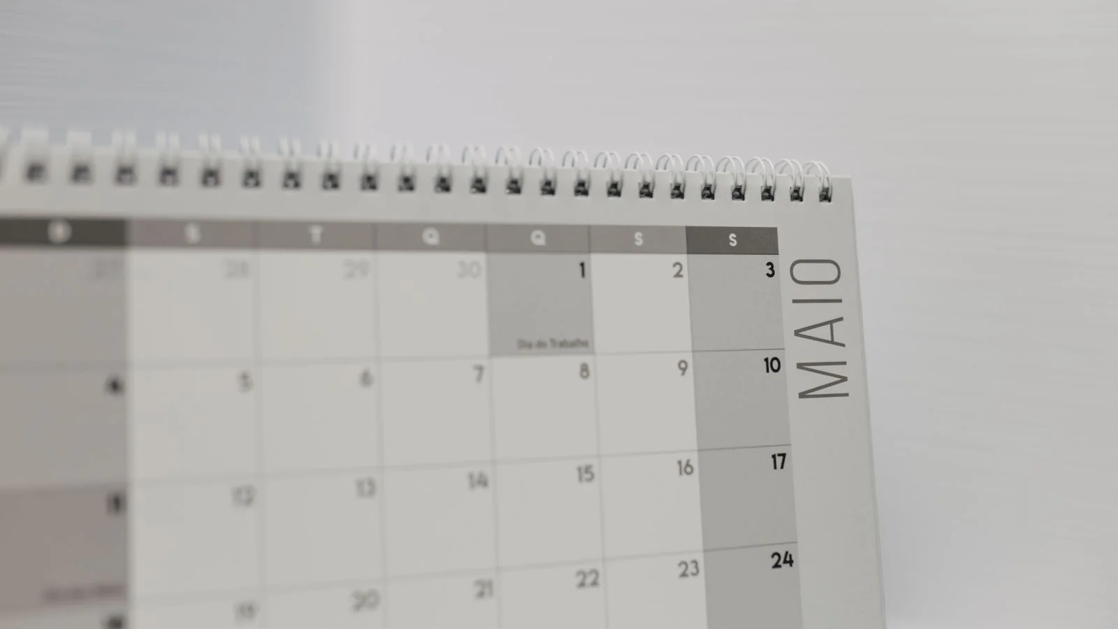 Spiral calendar page with weekdays marked, for planning the four discontinuation dates