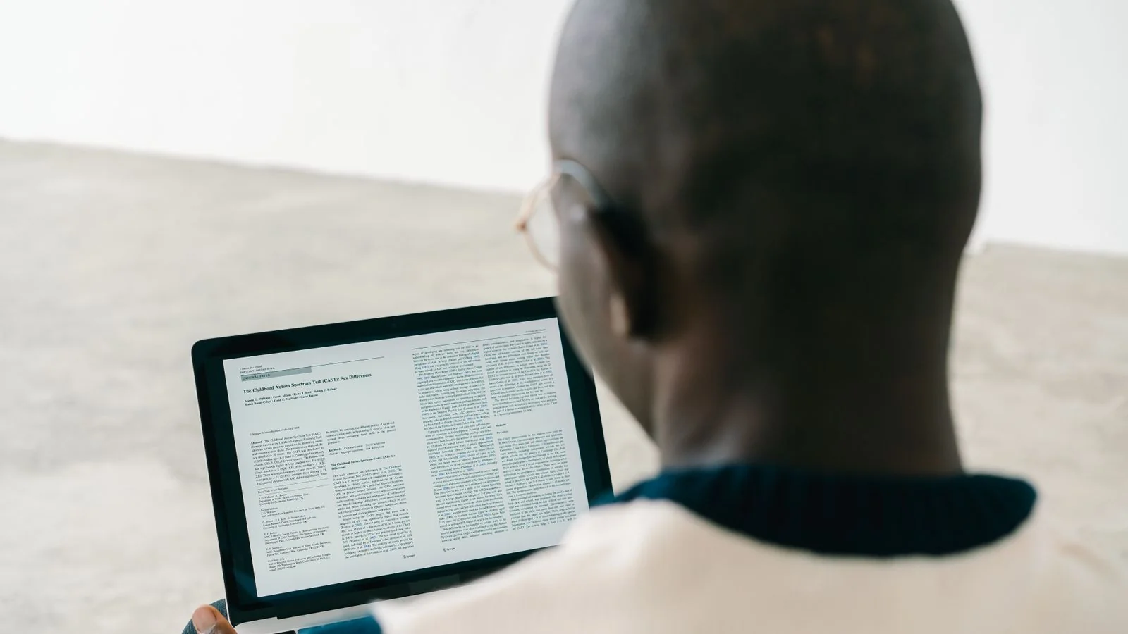 Someone reading a health article on a laptop, deciding whether to trust it