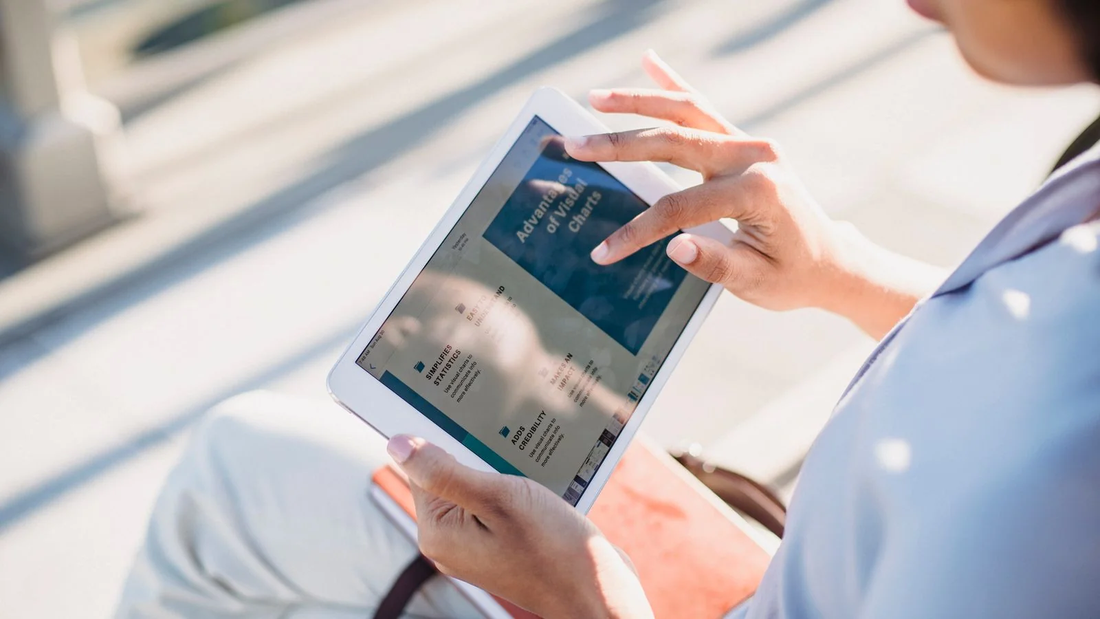 Reader consuming online news coverage on a tablet