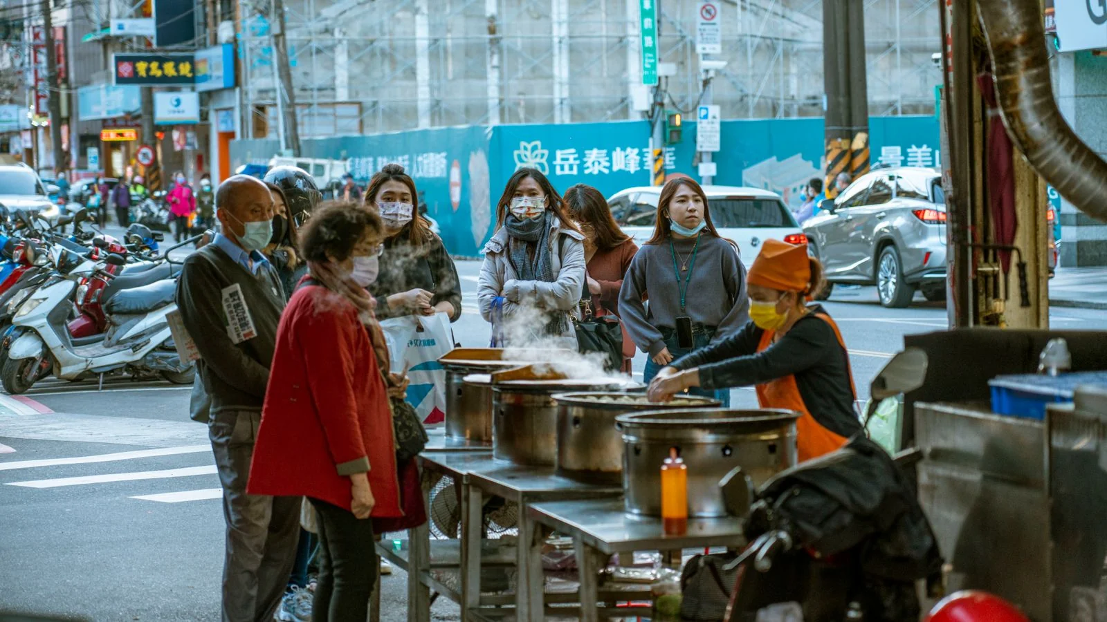 A queue forming at a street food vendor, the live demand signal a fixed restaurant never gets.